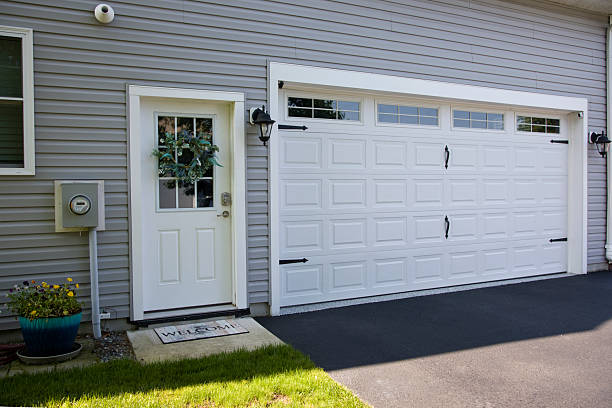 24/7 Emergency Garage Door Panel Replacement experts in Seven Lakes, NC